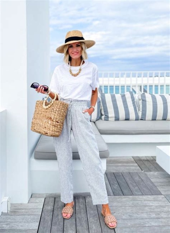 Top 10 Beach Outfits for Effortless Coastal Chic